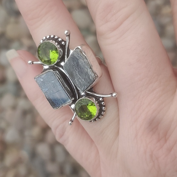 New Rough Kyanite & Peridot 925 Silver Statement Ring. - Picture 4 of 11